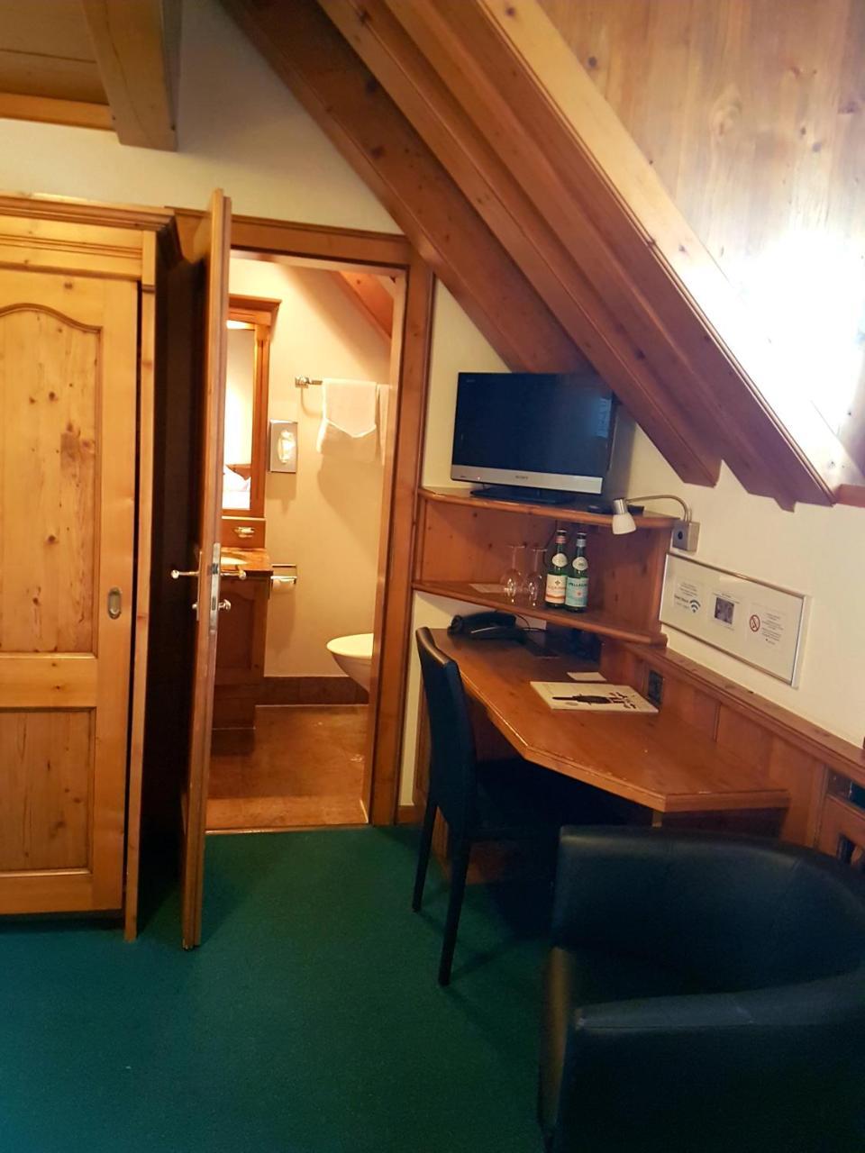 Hotel Zum Kreuz Suhr Exterior photo